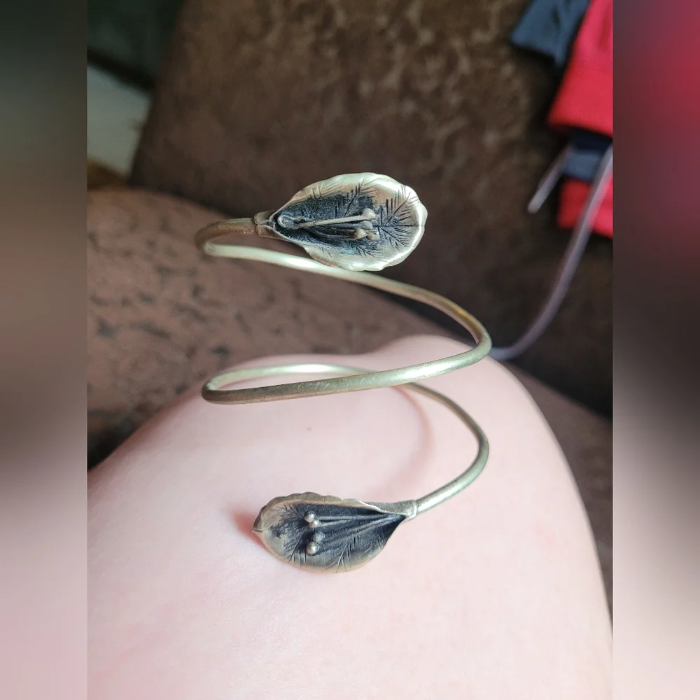 Silver Lilly bangle brackle